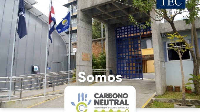 Entrada principal del Campus Tecnológico Local San José donde se aprecian las banderas de Costa Rica, del TEC y la Azul Ecológica.