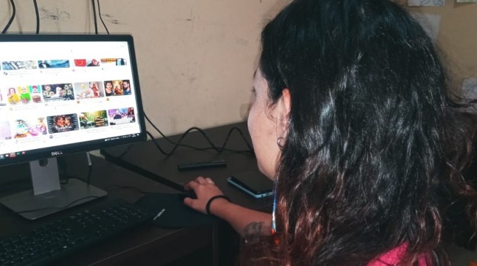 imagen de una mujer frente a la computadora