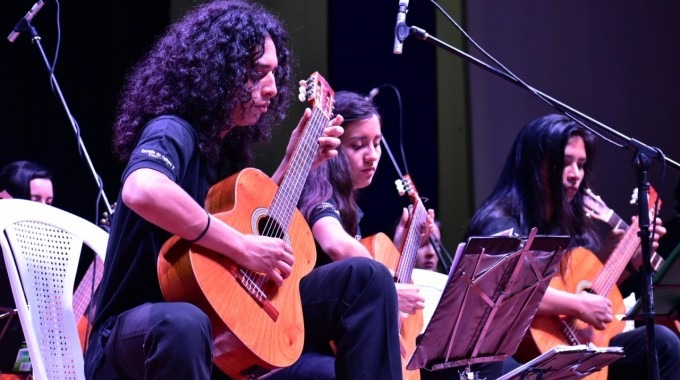 orquesta de guitarras en concierto