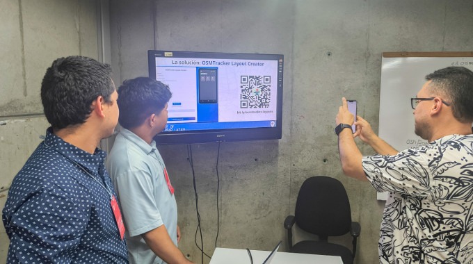 jovenes mostrando cómo ingresar a la aplicación.