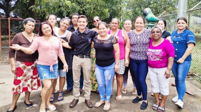 El estudiante posa con un grupo de cerca de 20 mujeres.