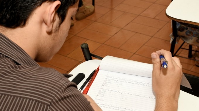 Estudiante haciendo un examen de práctica. 