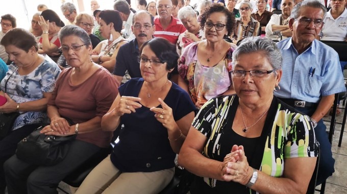 adultos mayores en celebración