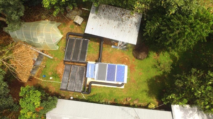 Paneles solares junto a la lechería.