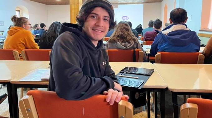 Imagen del estudiante en el aula donde recibió la capacitación sobre fenómenos de Relajación en Resonancia Magnética Nuclear.