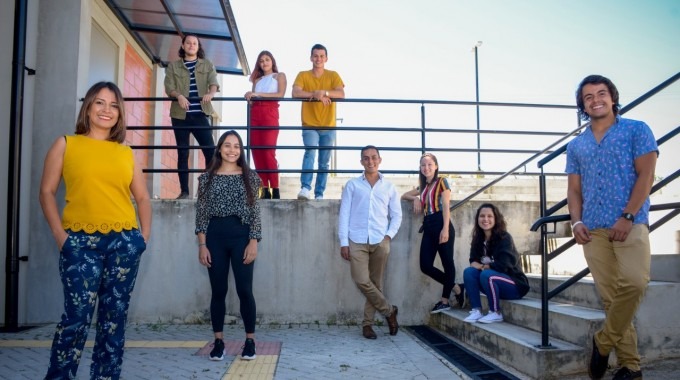 imagen de varios estudiantes posando para la fotografía. Participaran en un concurso en Estados Unidos.