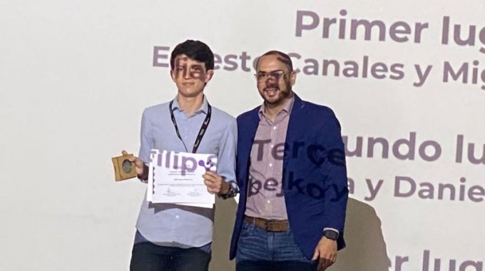 Los dos jóvenes posan con sus certificado. 