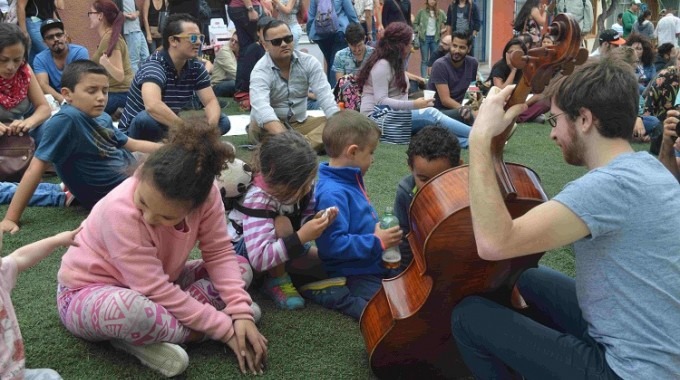 Un pic-nic en plena calle: el costado oeste de la Alianza Francesa se transformó en un campo verde donde las familias y amigos compartieron una merienda, mientras que los integrantes del grupo “In love with” desarrollaban un taller de música con los niños. (Foto: Fernando Montero)