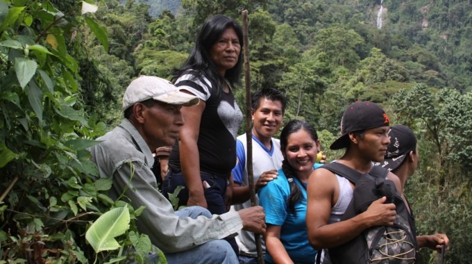 Personas indígenas en un tour por la montaña. 