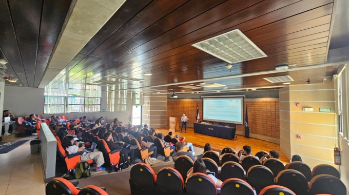 personas estudiantes en un auditorio