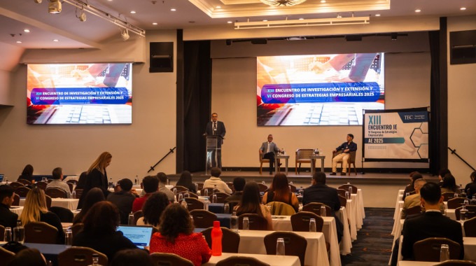 salón con personas expositoras