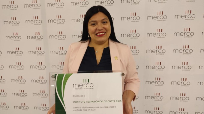Persona sostiene un título como reconocimiento