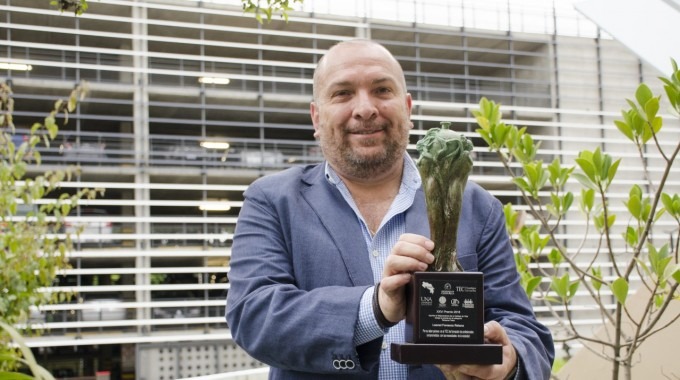 profesor_leonel_fonseca_posando_con_trofeo_