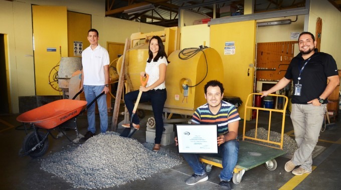 Los estudiantes Víctor Quirós, Paula Román, Kenneth Golfín y el profesor Rommel Cuevas viajaron a Filadelfia, Estados Unidos para representar al TEC y a Costa Rica en la competencia internacional. (Foto: Ruth Garita/OCM)