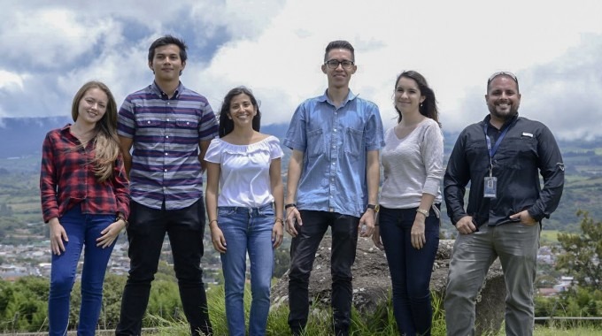 Imagen de tres mujeres y dos hombres y tres hombres posando para la fotografía.