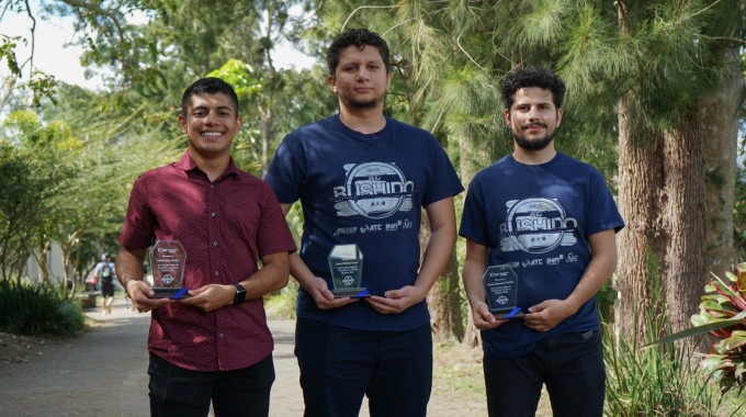 Imagen de tres estudiantes con el premio obtenido en el concurso: Reto Bushido.