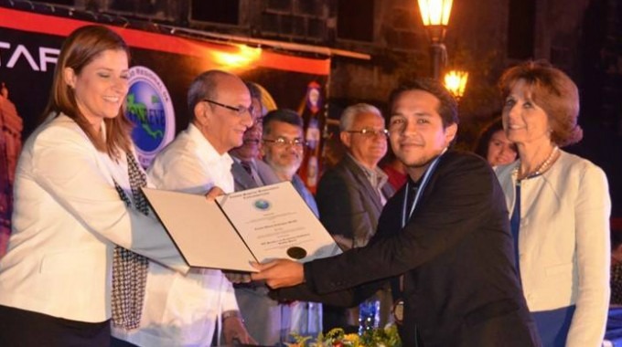 Carlos Rodríguez, estudiante de Ingeniería Electrónica, al momento de recibir el premio Rubén Darío, del CSUCA.