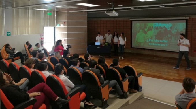 estudiantes_presentando_el_proyecto_