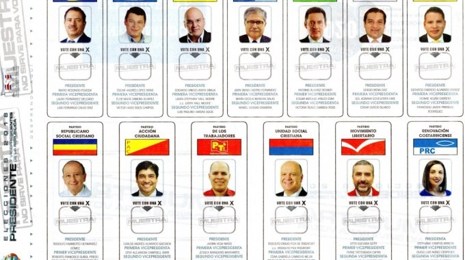 Rostros de los candidatos presidenciales en la boleta de muestra de votación.