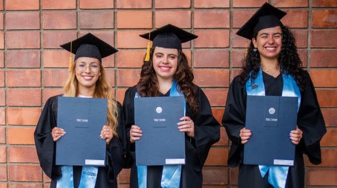 primeras mujeres graduadas ing. física
