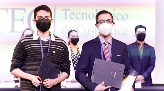 Los dós jóvenes posando con su reconocimiento. 