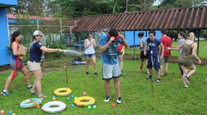 jovenes_jugando_en_zona_verde_del_tec_de_san_carlos_