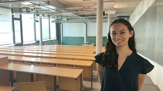 Imagen de una estudiante posando para la fotografía.