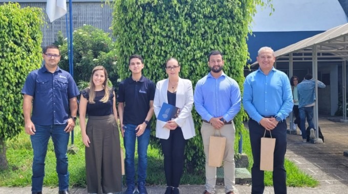 Imagen de varias personas posando para la fotografía.
