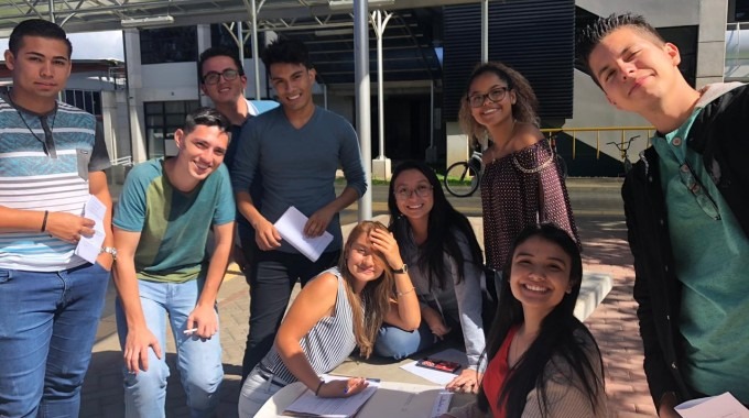 estudiantes del programa de admisión restringida