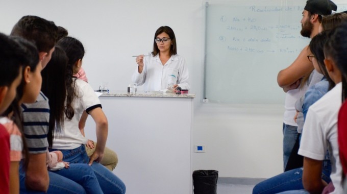 Profesora de química enseña a estudiantes PAR reacciones químicas 