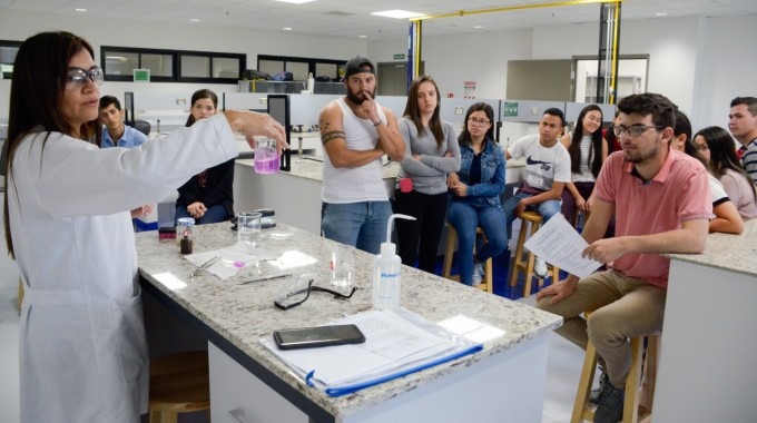 Estudiantes del PAR visitan el laboratorio de química.