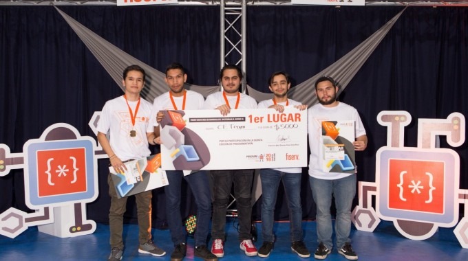 Imagen de  cinco estudiantes posando por el gane del Programathon 2018