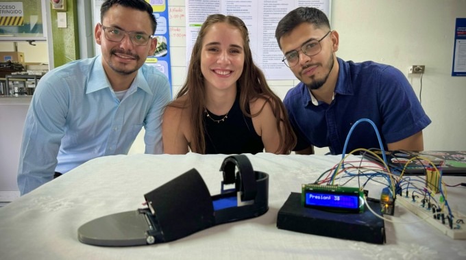 Los estudiantes Kevin Sánchez, Isabella Segulin y Josué Zeledón, posan para la fotografía. 