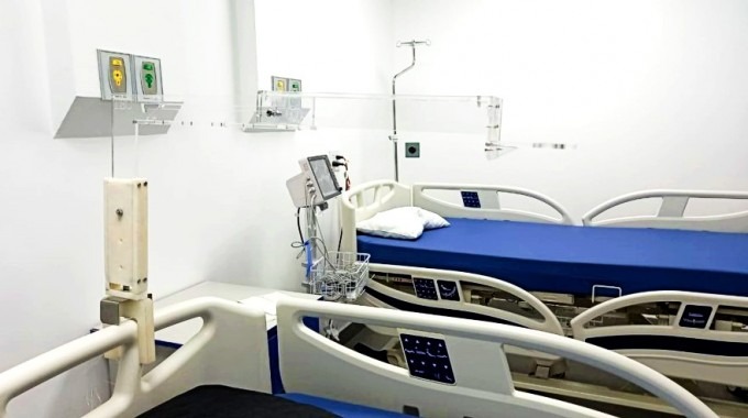 El dispositivo, transparente, sobre una cama de hospital.