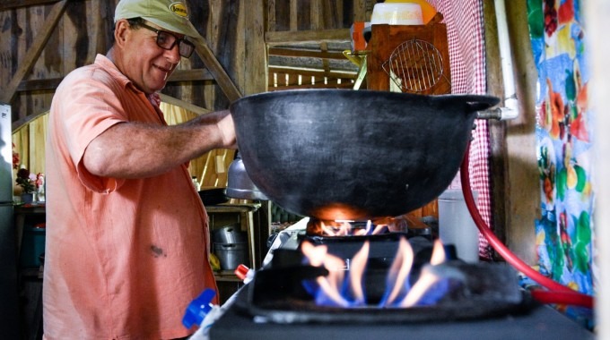 Uno de los usuarios encendiendo la nueva cocina