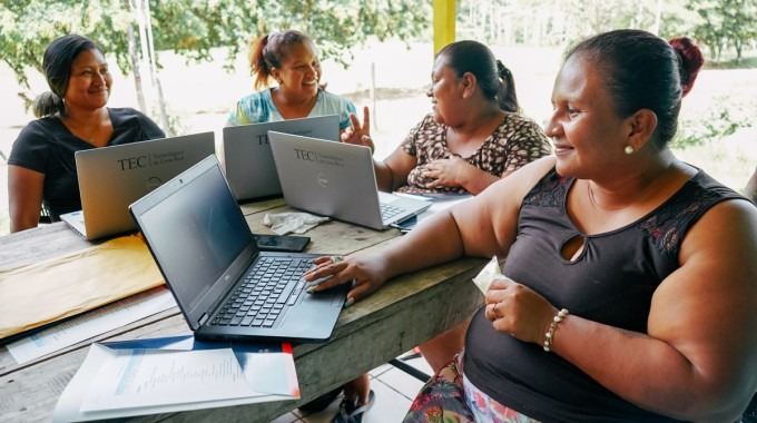 mujeres indígenas de talamanca usando computadora