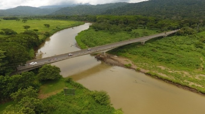 Imagen de un puente y abajo se observa un río.