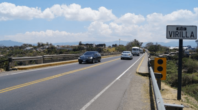Carro pasando por el puente del Río Virilla 