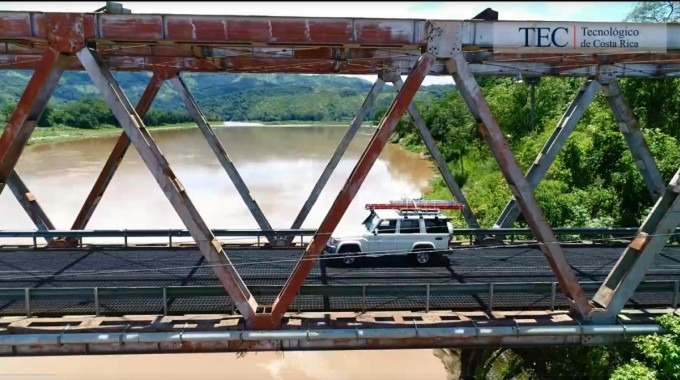 carro pasando por un puente 