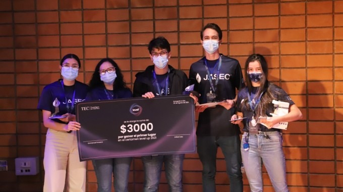 Estudiantes ganadores posando con el premio. 