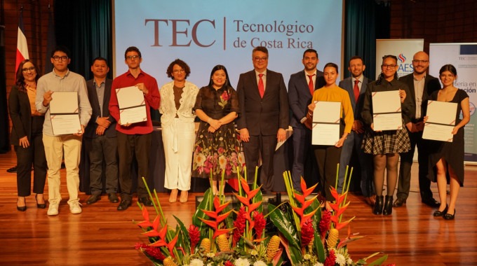 La fotografía muestra representantes de cada Sede y Campus sosteniendo el certificado de acreditación. 