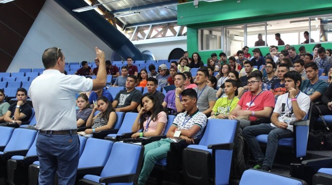 Los muchachos reciben información sobre los derechos y responsabilidades como estudiantes, además sobre los servicios con los que cuentan  en la Sede. (Foto Telka Guzmán)