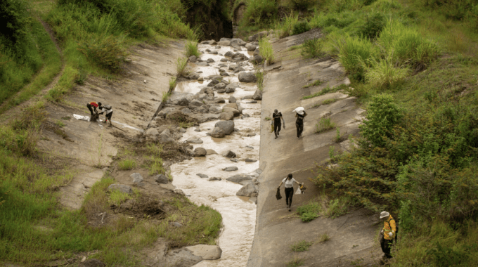 Imagen de varias personas recolentando basura del Río Torres.