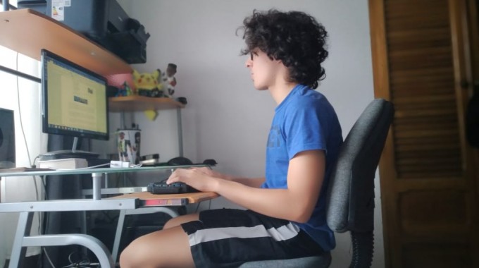 Un estudiante trabaja frente a la computadora.