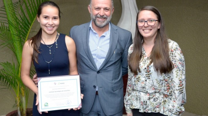 imagen de dos mujeres y un hombre posando para la fotografía con un reconocimiento que ganó el TEC.