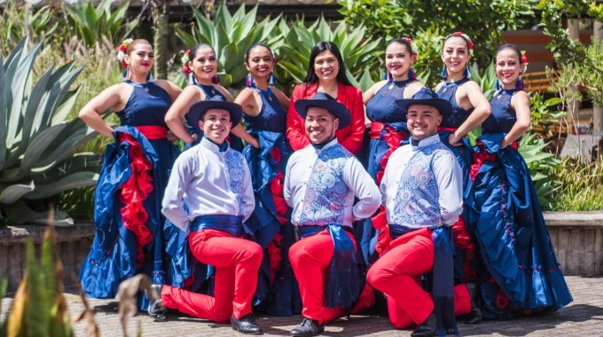 Maria estrada con grupo folclórico.