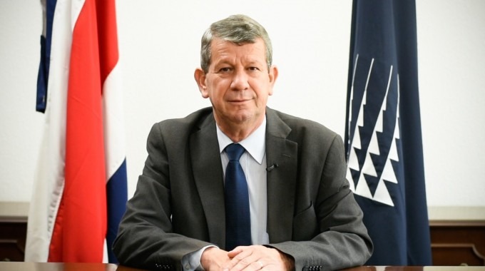 El rector con la bandera de Costa Rica, en su escritorio.