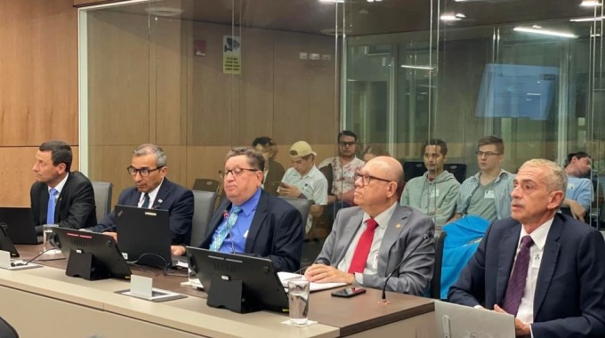 Los rectores en una mesa, en la Asamblea Legislativa.