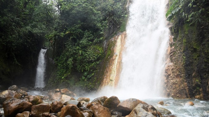 Se observan dos cataratas y aguas cristalinas.