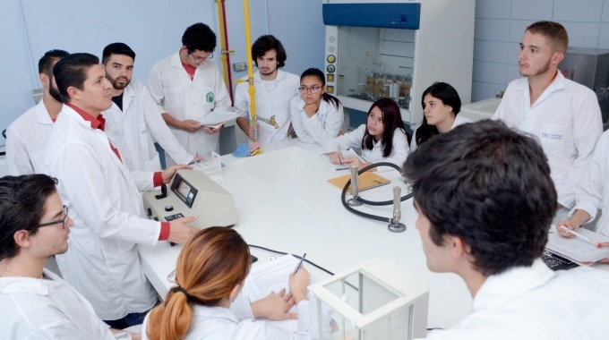 Imagen de varios estudiantes con el profesor en el laboratorio.